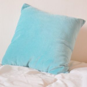 ICEBERG – coussin 40×40 cm Bleu clair glacier bi-matière Chambray / Velours Velvet