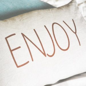 ENJOY – Coussin Uni 30×50 cm – couleur Beige – imprimé Message Enjoy