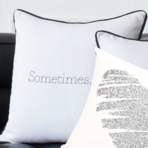 SOMETIMES – Coussin Uni 40×40 cm – coussin blanc Imprimé noir – liseré noir