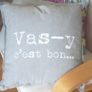 GOODIE – Coussin 40 x 40 cm Gris Coton Message Imprimé Blanc