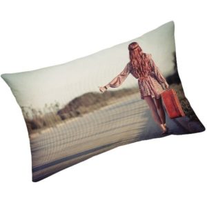 KATE – Coussin 30 x 50 cm – Imprimé Fille Auto Stoppeuse