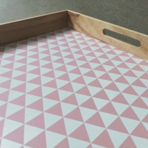 ROSAE – Grand Plateau Bois – Motifs Triangles – Blanc Rose