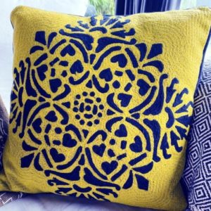 MELEN – Coussin Carré 45 x 45 cm – Jaune Curry Brodé Noir