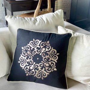 FLEUR – Coussin Carré 45 x 45 cm – Noir Broderie col. Beige